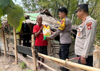 Kapolsek Mananggu, IPTU Rivo Mandagi menyerahkan paket bantuan beras sebagai amanah dari Kapolres Boalemo, AKBP Firman Taufik, SIK.