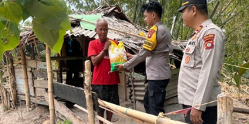 Kapolsek Mananggu, IPTU Rivo Mandagi menyerahkan paket bantuan beras sebagai amanah dari Kapolres Boalemo, AKBP Firman Taufik, SIK.