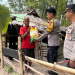 Kapolsek Mananggu, IPTU Rivo Mandagi menyerahkan paket bantuan beras sebagai amanah dari Kapolres Boalemo, AKBP Firman Taufik, SIK.