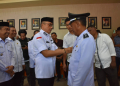 Wabup Lahmuddin Hambali mengukuhkan Penjabat Kepala Desa Balate Jaya, Kecamatan Paguyaman.(f.dok.pimpinan)
