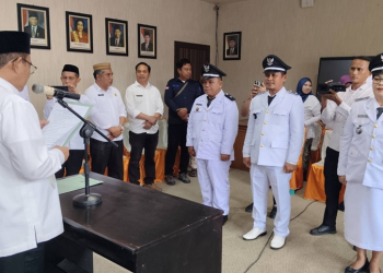 3 Penjabat Kades di Boalemo dikukuhkan lansung Bupati Boalemo, Rum Pagau.(f.dok.pimpinan)