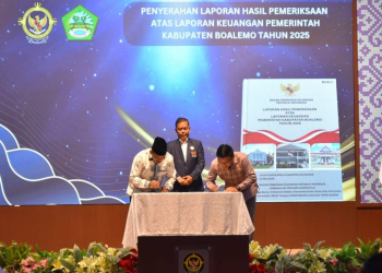 Bupati Boalemo, Rum Pagau bersama Ketua DPRD Boalemo, Karyawan Eka Putra Noho menandatangani hasil audit BPK RI.(f.dok.pimpinan)
