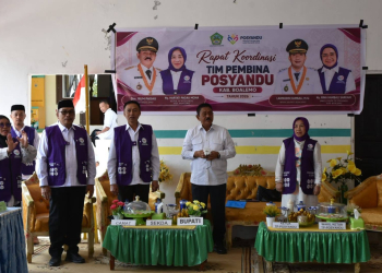 Bupati Boalemo, Rum Pagau didampingi Ketua TP PKK Boalemo, Ny. Hartati Moha Pagau pada rangkaian kegiatan Posyandu.(f.dok.pimpinan)