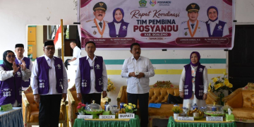 Bupati Boalemo, Rum Pagau didampingi Ketua TP PKK Boalemo, Ny. Hartati Moha Pagau pada rangkaian kegiatan Posyandu.(f.dok.pimpinan)