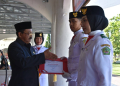 Bupati Boalemo, Rum Pagau memberikan ucapan selamat kepada pengibar bendera Merah Putih pada peringatan Hari Lahir Pancasila.(f.dok.pimpinan)
