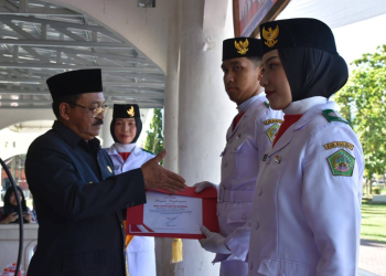 Bupati Boalemo, Rum Pagau memberikan ucapan selamat kepada pengibar bendera Merah Putih pada peringatan Hari Lahir Pancasila.(f.dok.pimpinan)