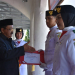 Bupati Boalemo, Rum Pagau memberikan ucapan selamat kepada pengibar bendera Merah Putih pada peringatan Hari Lahir Pancasila.(f.dok.pimpinan)