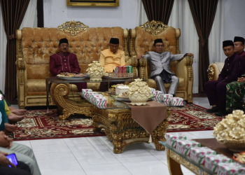 Bupati Boalemo, Rum Pagau memimpin jalannya adat Tanggeyamo dalam rangka menyambut hari raya Idul Adha.(f.dok.pimpinan)