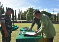 Bupati Boalemo Rum Pagau menandatangani dokumen berkaitan penyelesaian program TMMD bersama TNI.(f.dok.pimpinan)