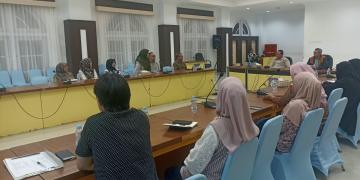Gubernur Gorontalo Gusnar Ismail saat memimpin rapat bersama Inspektorat Provinsi Gorontalo.