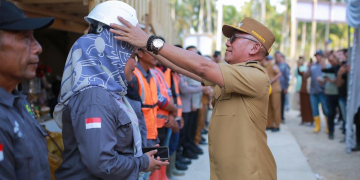 Wabup Iwan Adam secara simbolis memakaikan APD kepada pengurus Koperasi Produsen Cahaya Senergi Dengilo
