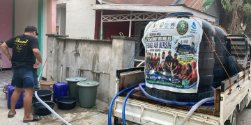 Pendistribusian air bersih oleh YR TIM di Kecamatan Dengilo