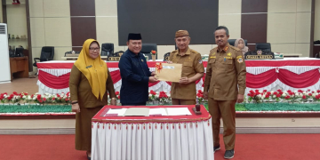 Penandatanganan oleh Bupati Pohuwato dan Ketua DPRD persetujuan perubahan program pembentukan peraturan daerah