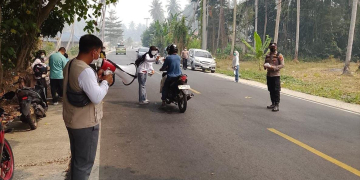 Kegiatan bagi-bagi masker oleh Puskesmas Patilanggio, pemerintah kecamatan, Polsek Patilanggio, pemerintah desa, dan KNPI