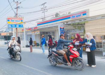 Pembagian masker oleh anggota YR TIM, KNPI dan Cipayung