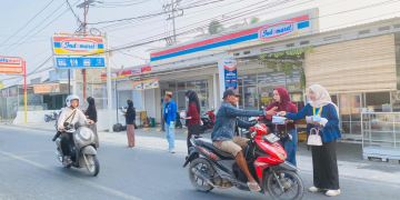 Pembagian masker oleh anggota YR TIM, KNPI dan Cipayung