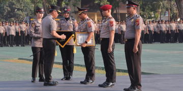 Kapolres Pohuwato AKBP Busroni dapat penghargaan dari Kapolda Gorontalo