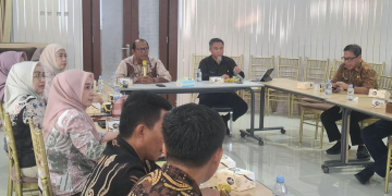 Sekda Provinsi Gorontalo Sofian Ibrahim saat memimpin rapat pleno dalam menyambut HUT Korpri ke-55.