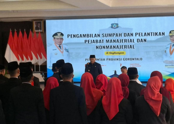 Gubernur Gusnar Ismail saat melantik 37 pejabat di lingkungan Pemprov Gorontalo.