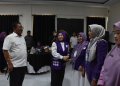 Ketua PKK Boalemo, Ny. Hartati Moha Pagau bersama Bupati Rum Pagau memberikan semangat kepada para kader Posyandu.(f.dok.pimpinan)