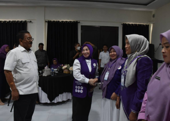 Ketua PKK Boalemo, Ny. Hartati Moha Pagau bersama Bupati Rum Pagau memberikan semangat kepada para kader Posyandu.(f.dok.pimpinan)