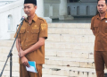 Sekda Boalemo, Prof. Nurdin Baderan memberikan arahan pada apel awal bulan di lingkungan Pemkab Boalemo.(f.istimewa)